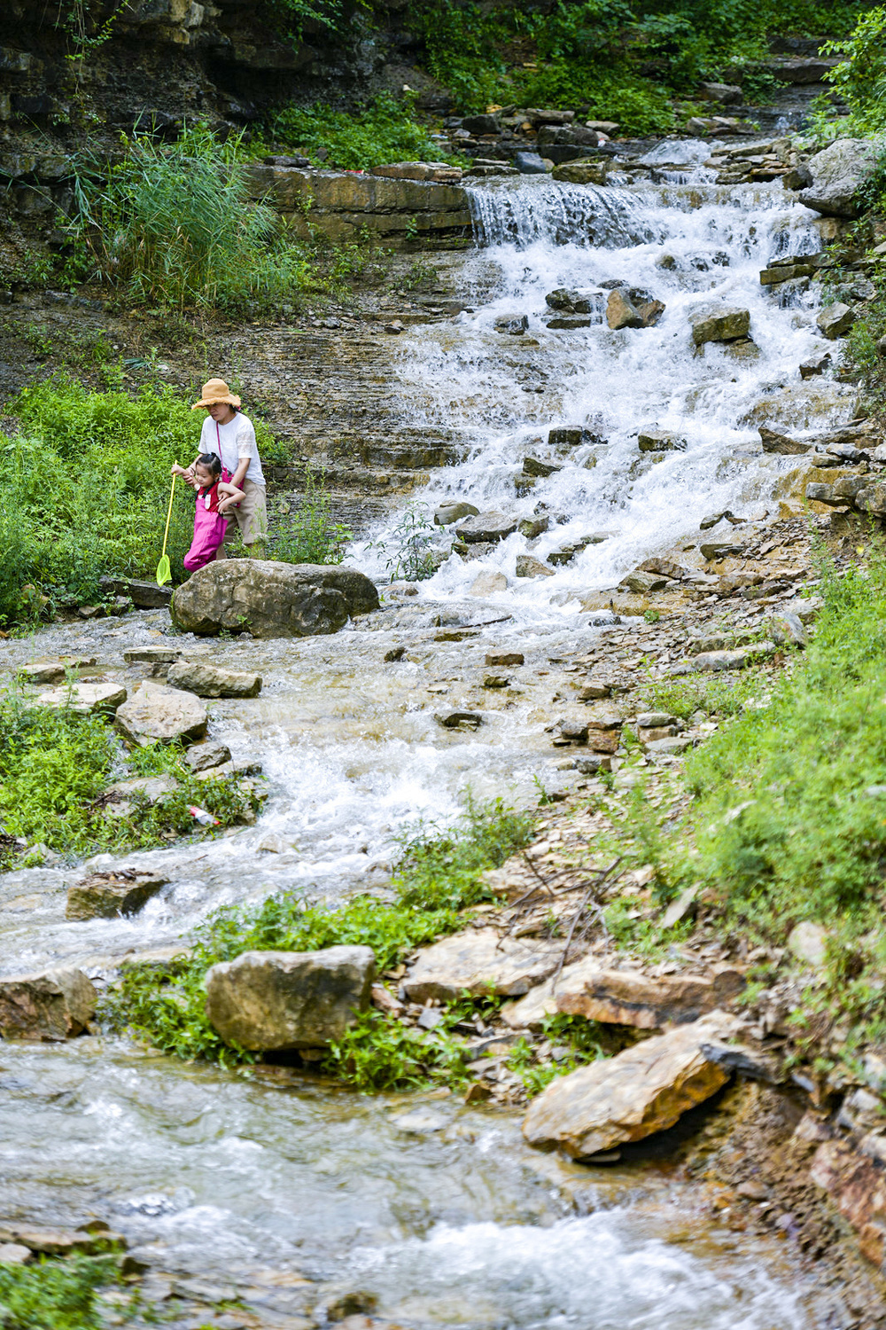 石崖峭壁汇聚山泉 龙洞风景区再现夏日限定美景