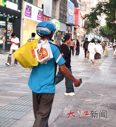 外卖小哥忙着配送订单。