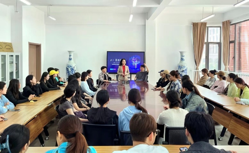 韩淑英教授与老师们一起探讨AI辅助教学方法