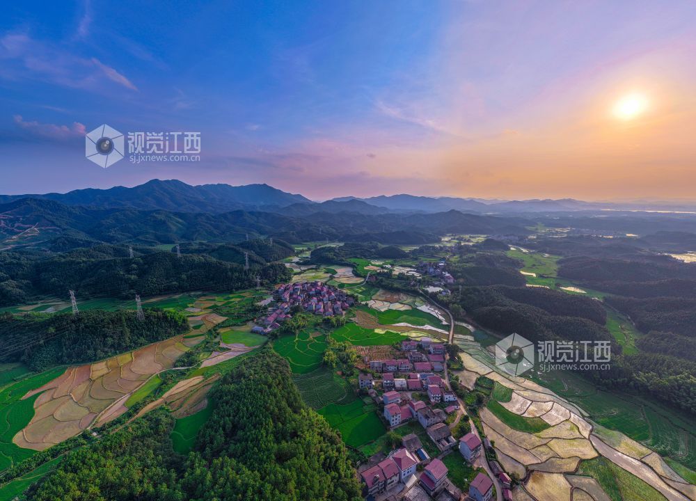 2025年7月15日在江西省吉安市峡江县覆箱峰拍摄的画面。