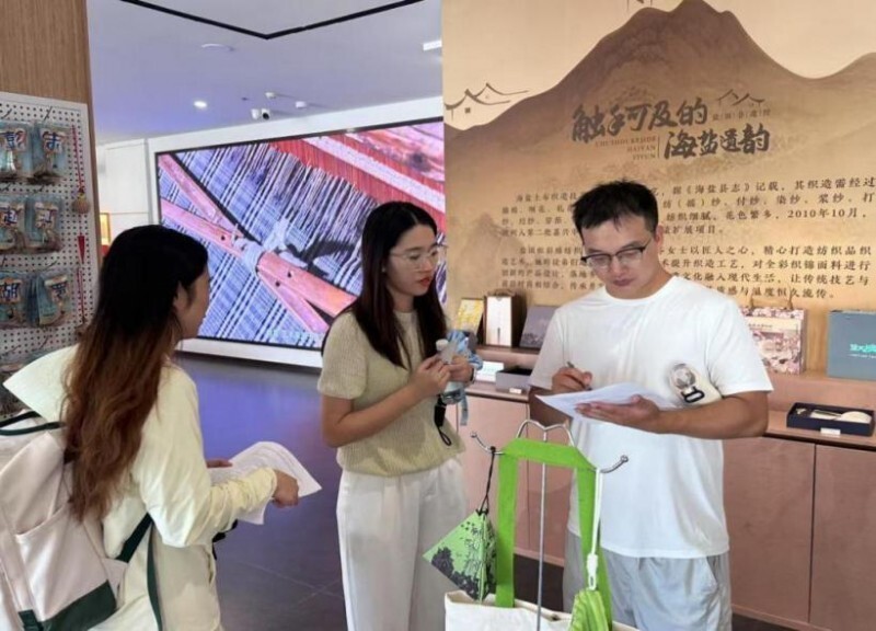 图为团队成员开展问卷调查