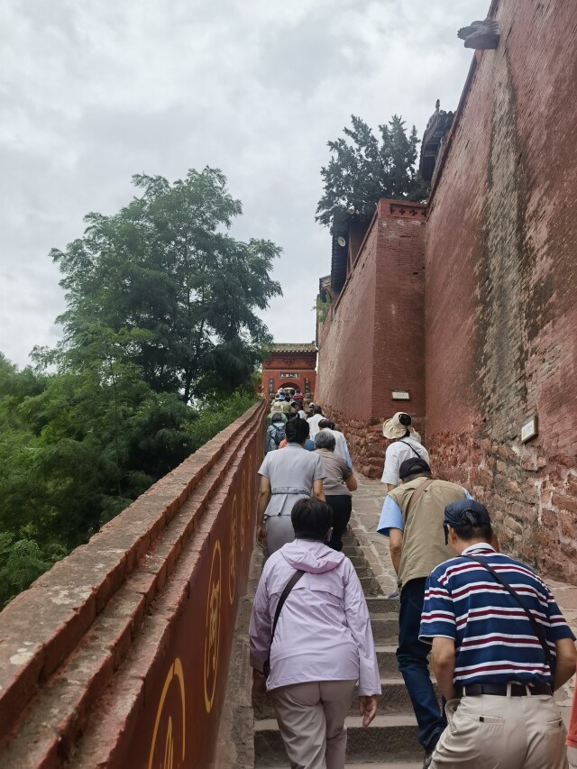 小西天地势高峻，游客沿着台阶向上攀登，如登天界。
