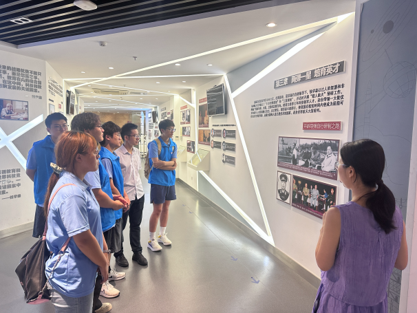 实践团成员参观钱学森科学精神与教育思想展