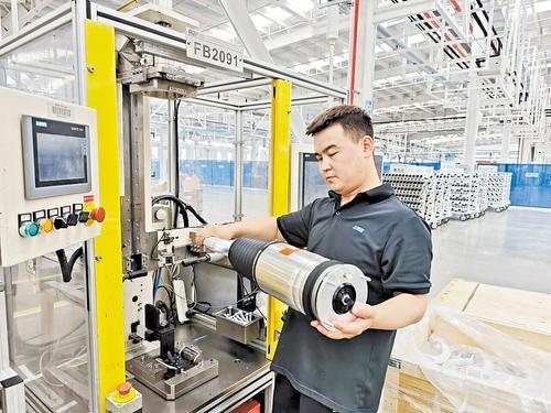 7月9日，京西智控（张家口）汽车零部件有限公司，工人在汽车悬架产线上忙碌。本报记者 魏 雨摄