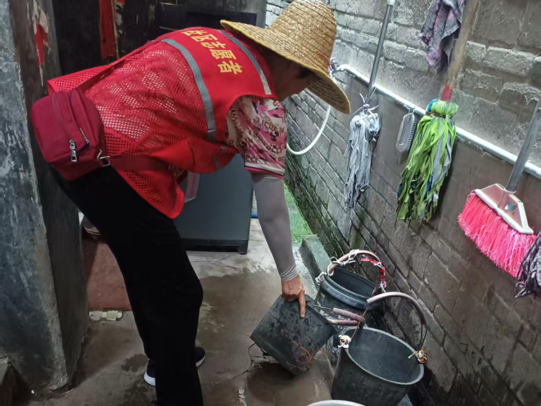 组织工作人员清积水、清垃圾及清杂物▲