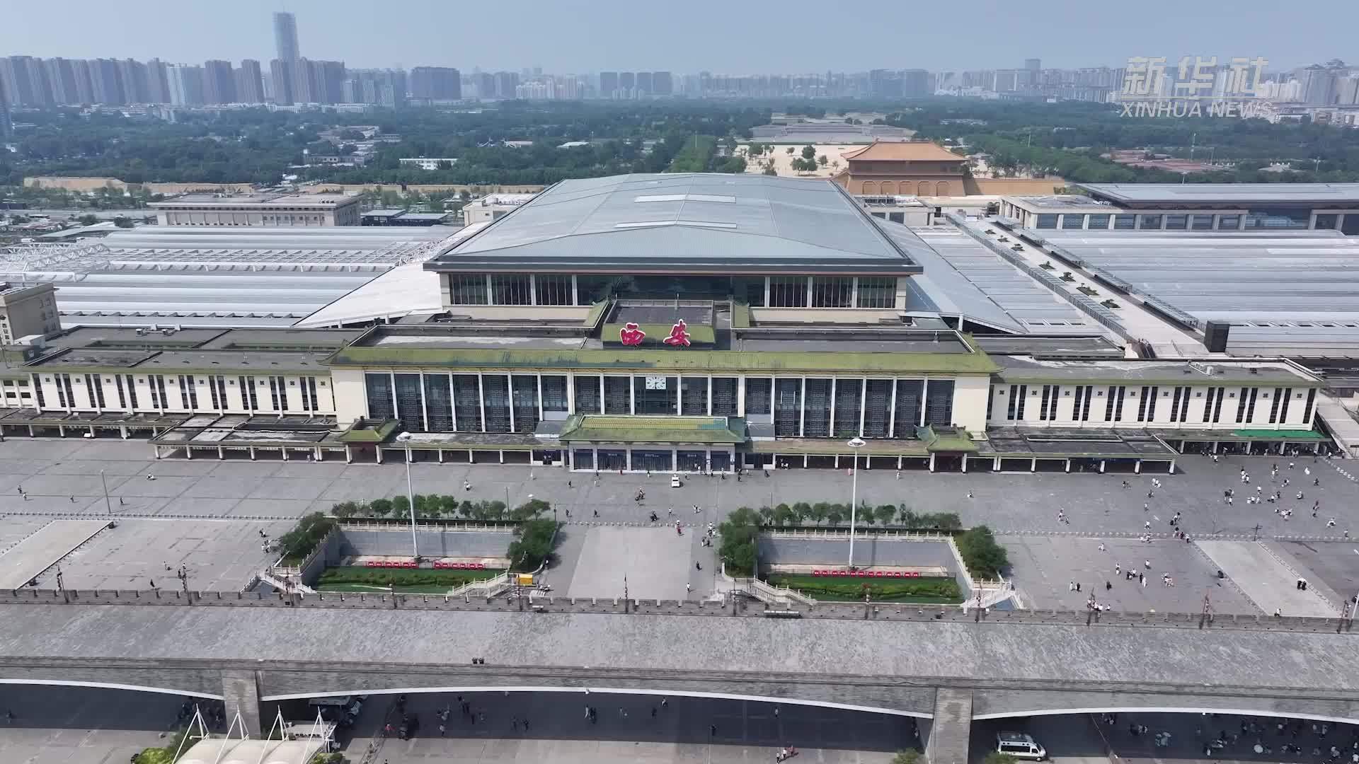 高温下的劳动者｜50℃铁轨上的列车“供水人”