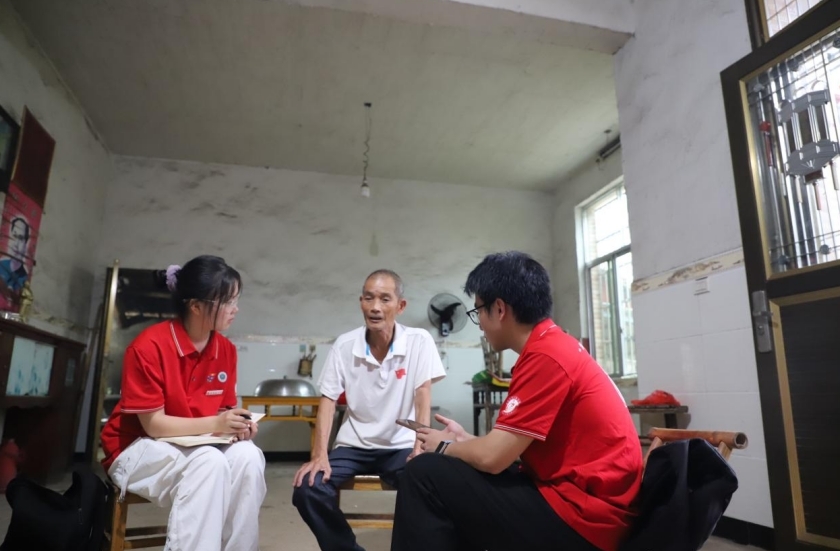 志愿者与老党员促膝长谈。