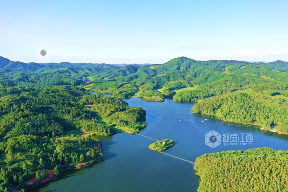 2025年7月24日，俯瞰江西省吉安市峡江县砚溪镇樟溪上景区，星罗棋布的岛屿与成片的绿色植被互相映衬，呈现一派湖光山色的生态画卷。