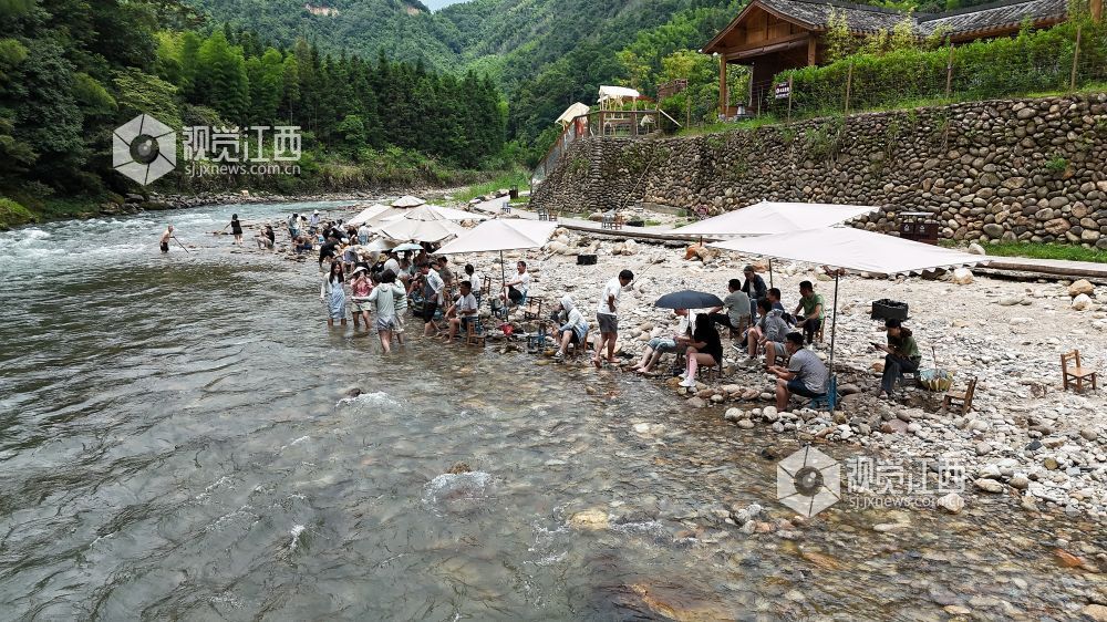 2025年7月21日，在江西省遂川县罗霄山大峡谷景区，迎来许多游客戏水消暑，乐享清凉。