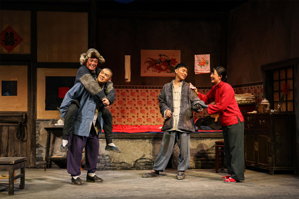 本轮演出剧照 赵正添（左立者）饰演祥子、周佳钰（右一）饰演虎妞