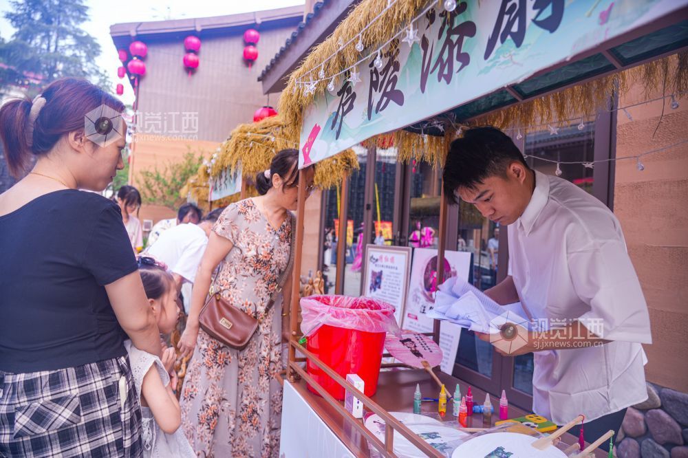 2025年7月19日在江西省井冈山景区凌云街拍摄的画面。