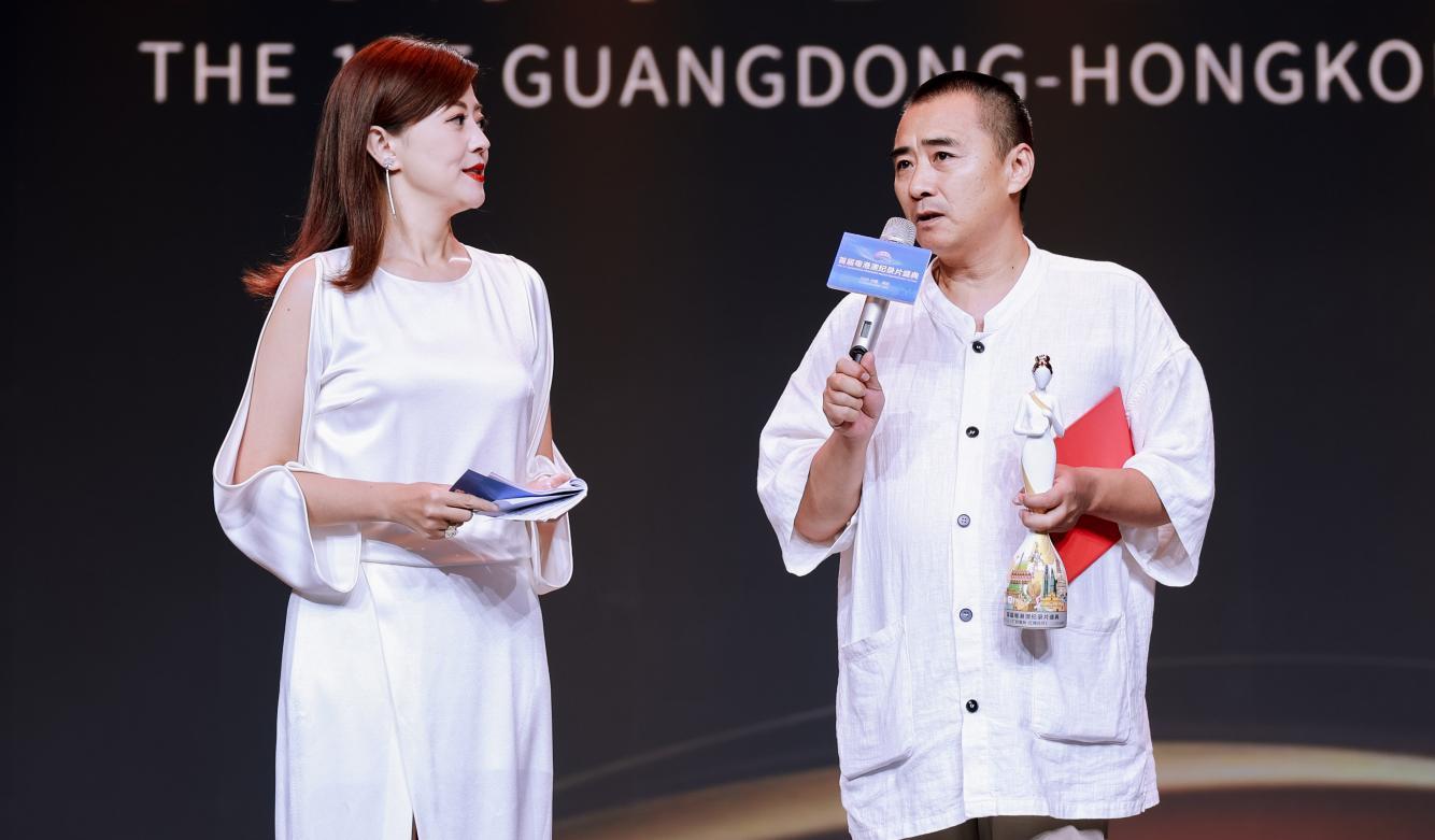 ▲《广府春秋&middot;红棉花开》创作主编崔真接受主持人采访