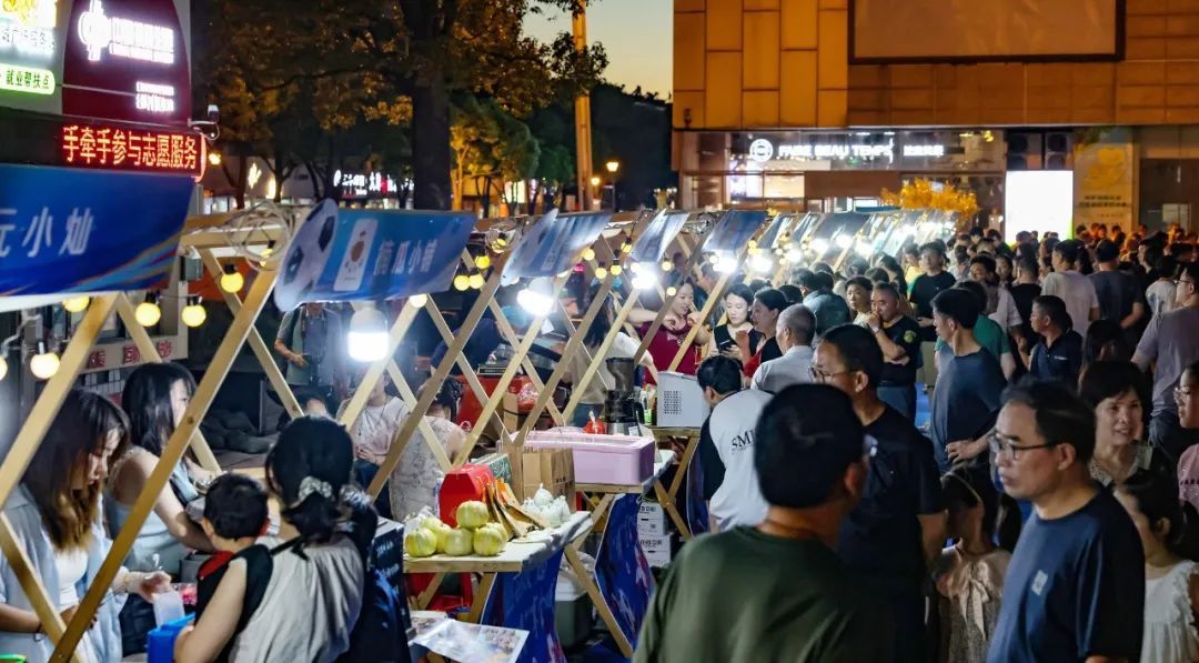 ▲图为骥江路市民广场“苏超”“第二现场”夜市