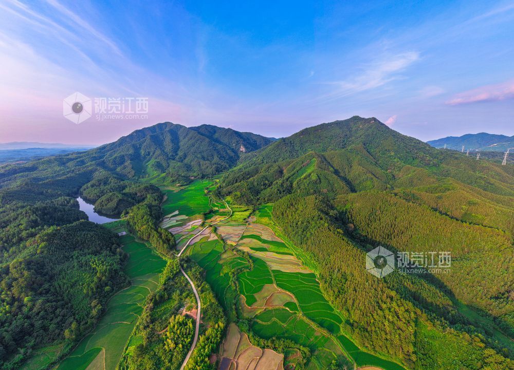 2025年7月15日在江西省吉安市峡江县覆箱峰拍摄的画面。