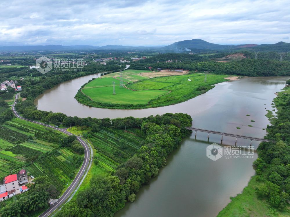 7月22日,江西省吉安市泰和县马市镇蜀口村,蜀口河蜿蜒穿越大地,源源不断输送生态活水,保障农业夏灌用水。