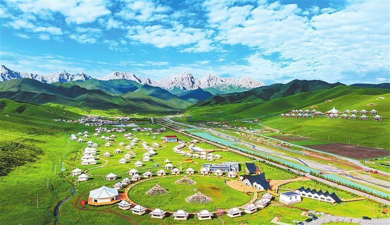 近日，天祝县马牙雪山帐篷营地迎来旅游高峰。一顶顶白色帐篷与茵茵绿草相互映衬，成为夏日里的一道亮丽风景线。新甘肃·甘肃日报通讯员　赵世鹏