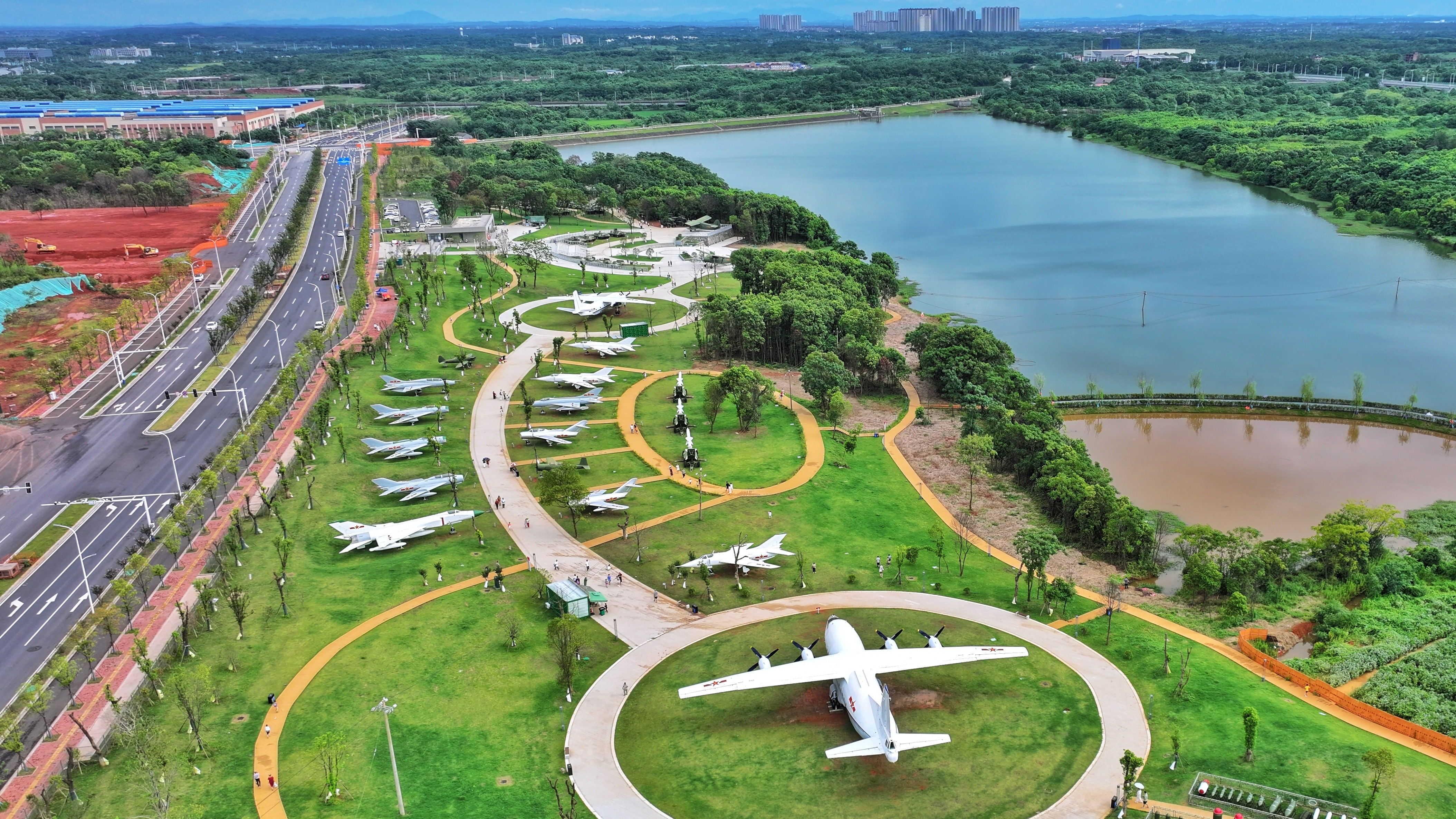 ▲在南昌军事主题公园不远处的龙虎山大道停车场正在加紧推进建设。王蕴蓉摄