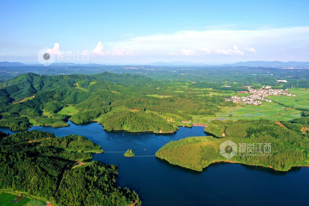 2025年7月24日，俯瞰江西省吉安市峡江县砚溪镇樟溪上景区，星罗棋布的岛屿与成片的绿色植被互相映衬，呈现一派湖光山色的生态画卷。