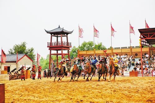 7月6日拍摄的山海关区天下第一关景区沉浸式实景演出现场。 赵鑫摄