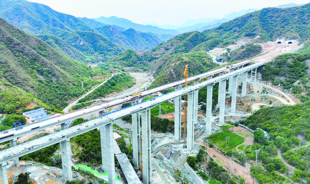 图为正在建设中的衡昔高速富家坪大桥。 记者 张晓峰 摄