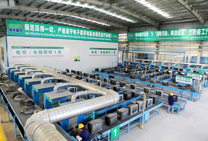 江西格林美资源循环有限公司废旧电视、电脑拆解线。