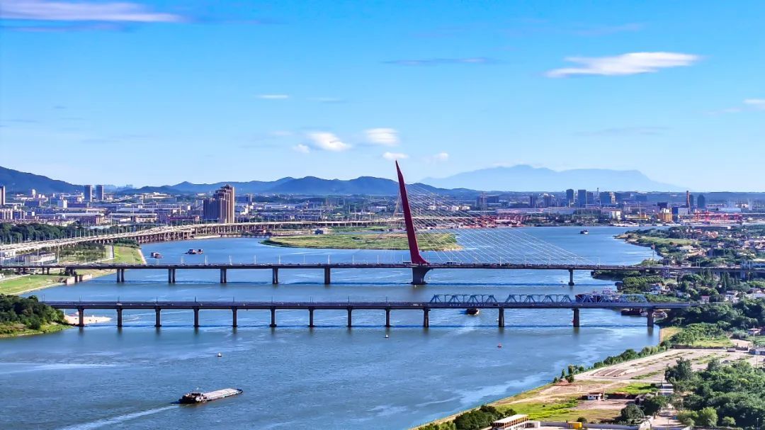 南昌航拍新发现:庐山与赣江英雄大桥同框成景(图)