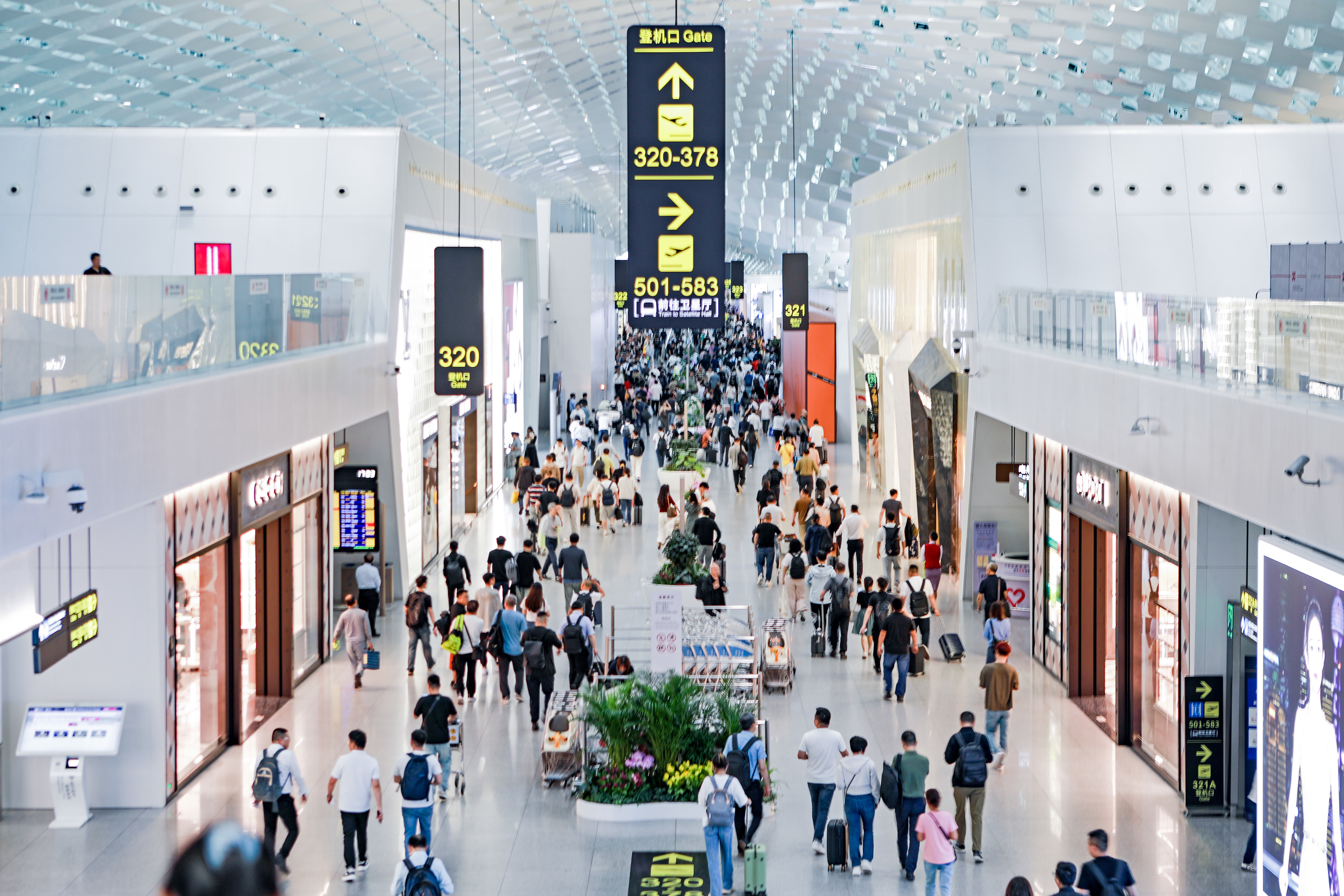 深圳机场上半年旅客量超3200万人次 货邮吞吐量98.3万吨 同比增长14.1%