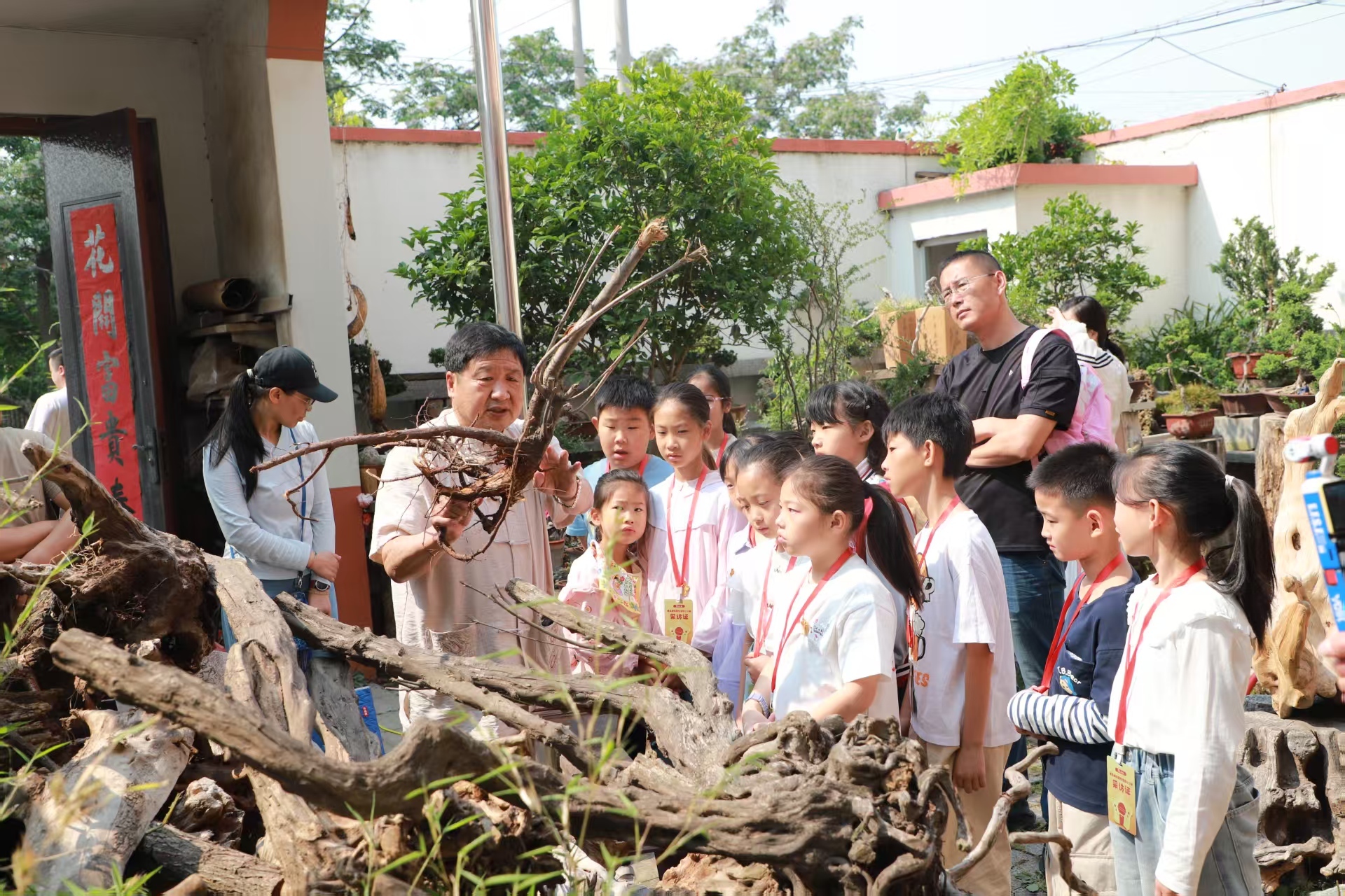 青岛乡里乡亲 | 匠心铸艺魂,巩振新的根雕人生