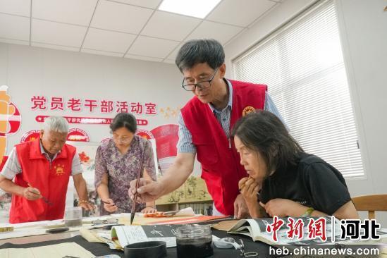 图为银龄志愿者正在教社区老年人学习书法、国画。 王倩倩 摄