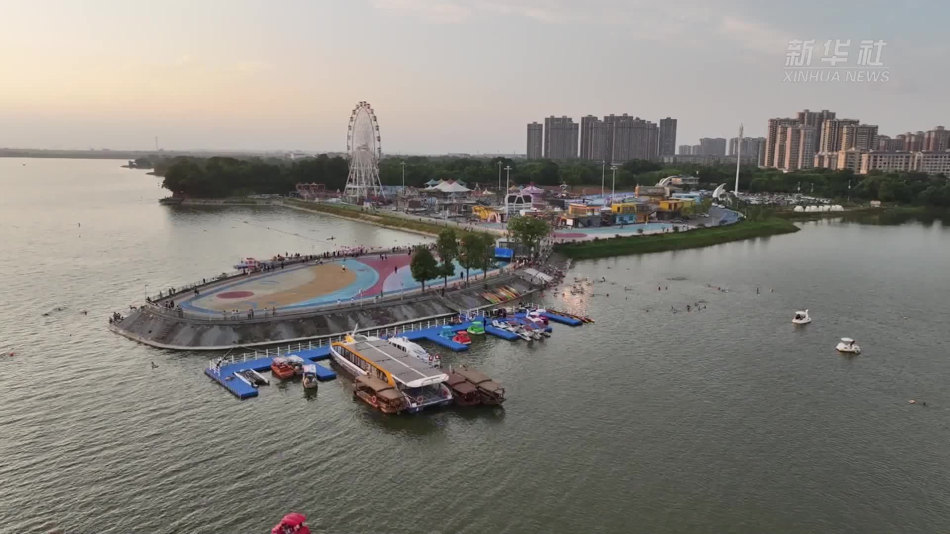 湖南沅江：一湖碧水“泼”出夏日消费热浪