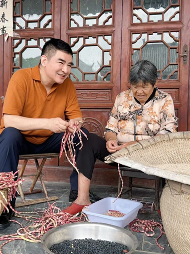 陈光标与母亲在老屋前择菜