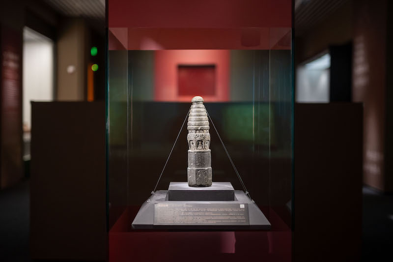 展览现场，北凉石塔，酒泉市肃州区博物馆藏。