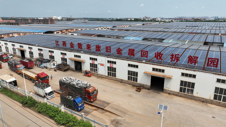 江西金数来废旧金属回收拆解园货车等待卸货。