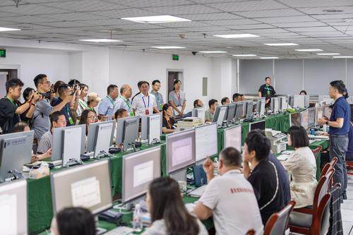 7月22日,重庆市教育考试院,市人大代表、市政协委员和考生代表实地探访高考录取全过程。 记者 李雨恒 摄