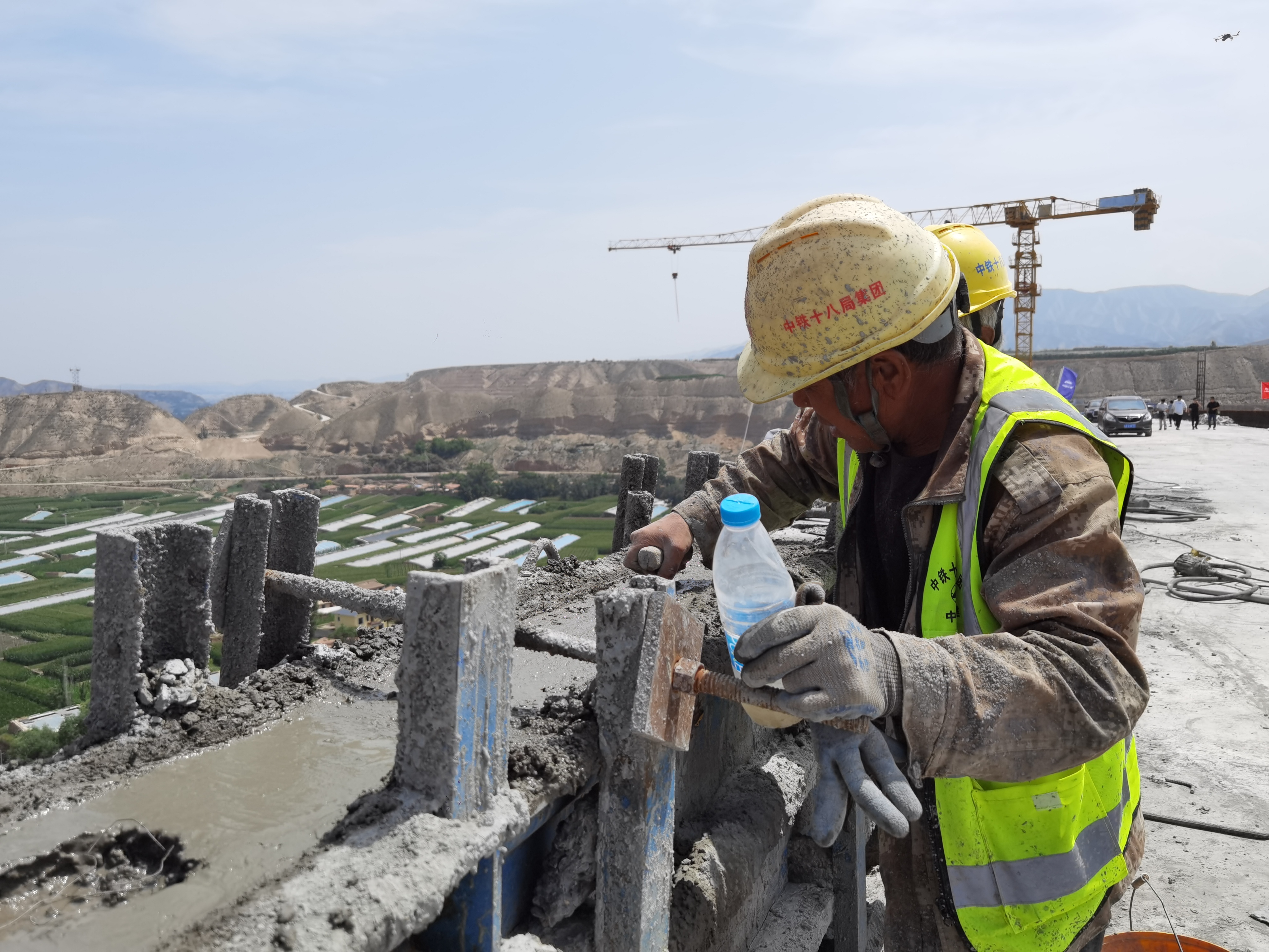 工人正在进行大桥护栏安装