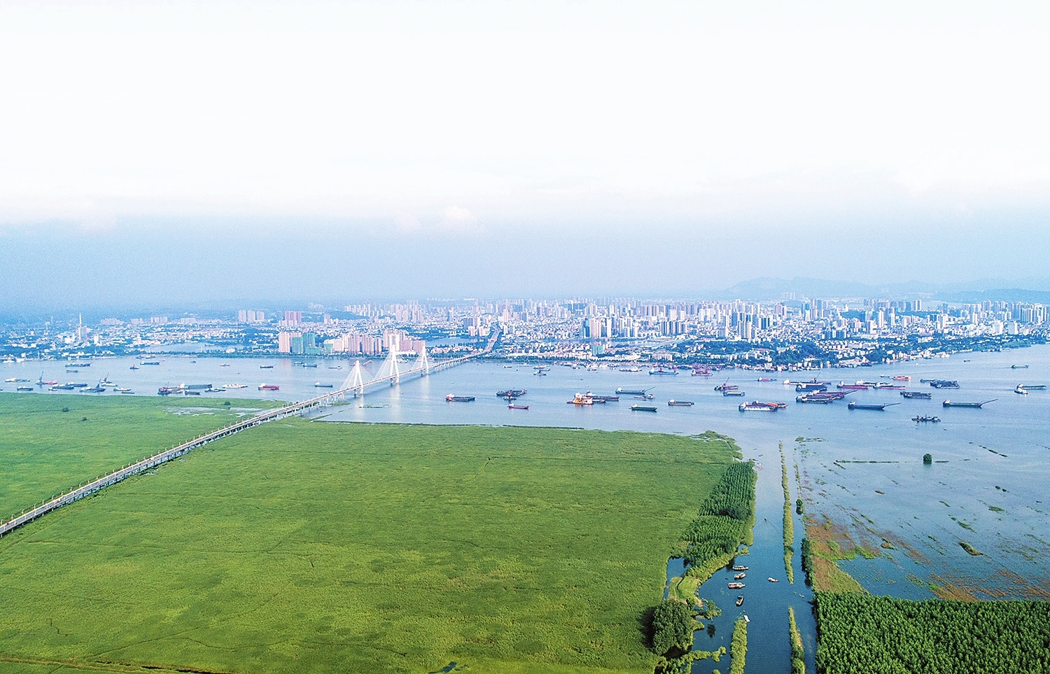 ▲一城秀色半城湖。徐典波摄