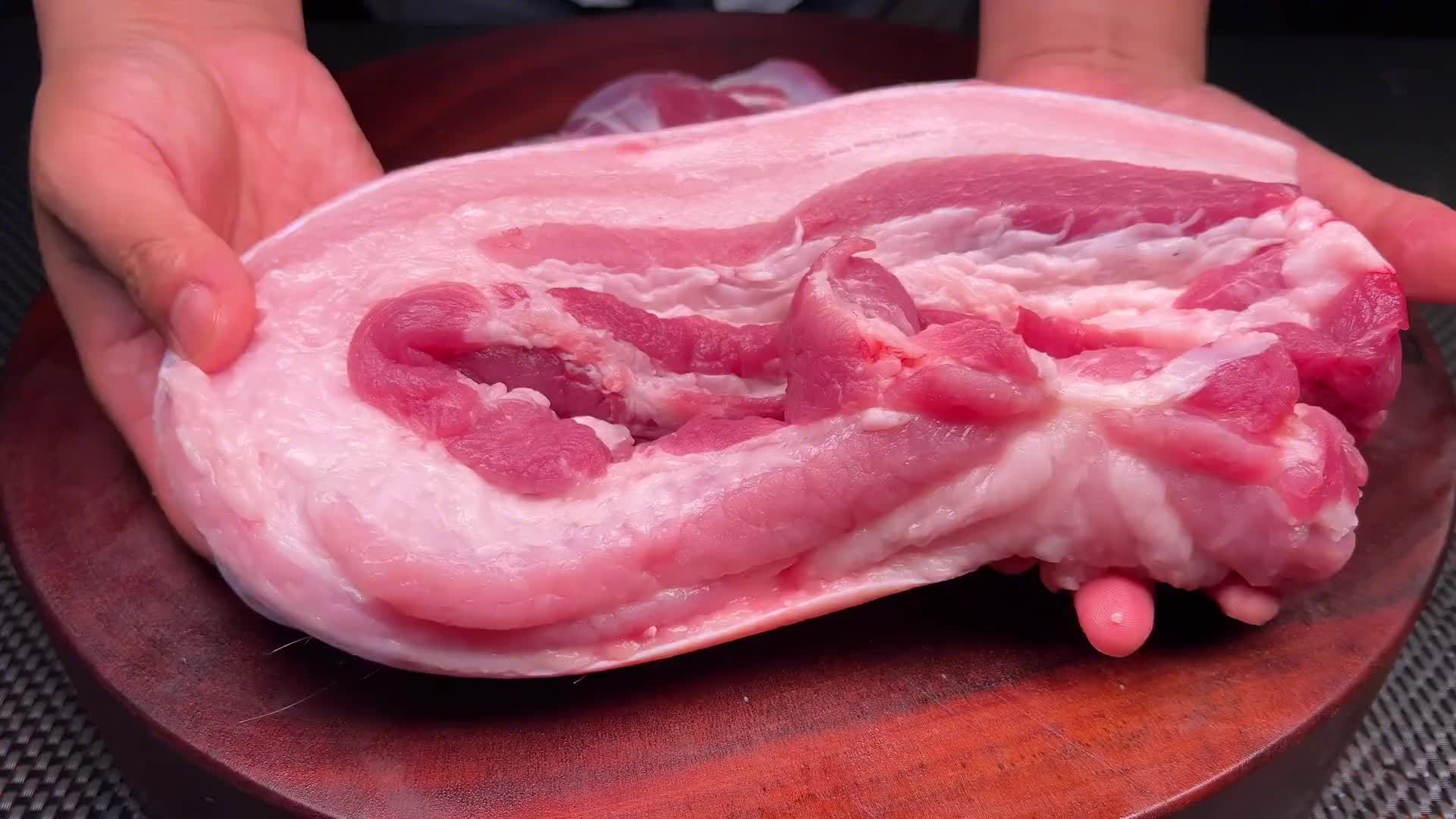 保存猪肉我家从不放冰箱，奶奶教我土方法一年不坏，放越久越好吃