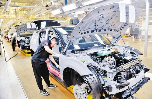 6月19日，工作人员在张家口南山汽车产业基地一家车企的总装车间组装汽车。 新华社记者 王 晓摄
