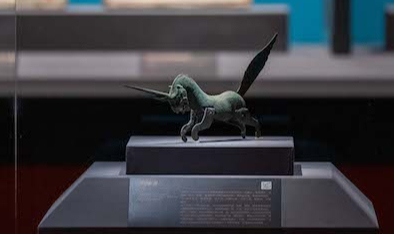 展览现场，铜獬豸，酒泉市肃州区博物馆藏。