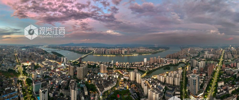 2025年7月29日，江西省吉安市傍晚的城市上空，天空的色彩变幻不断，从热烈的夕阳红到温馨的橙色，最后化为柔美的紫色，多种色彩交织在一起，漫天的云彩被染成了各种形状，此时的晚霞如同调色板一样，形成了庐陵大地一幅动人的美丽画卷。