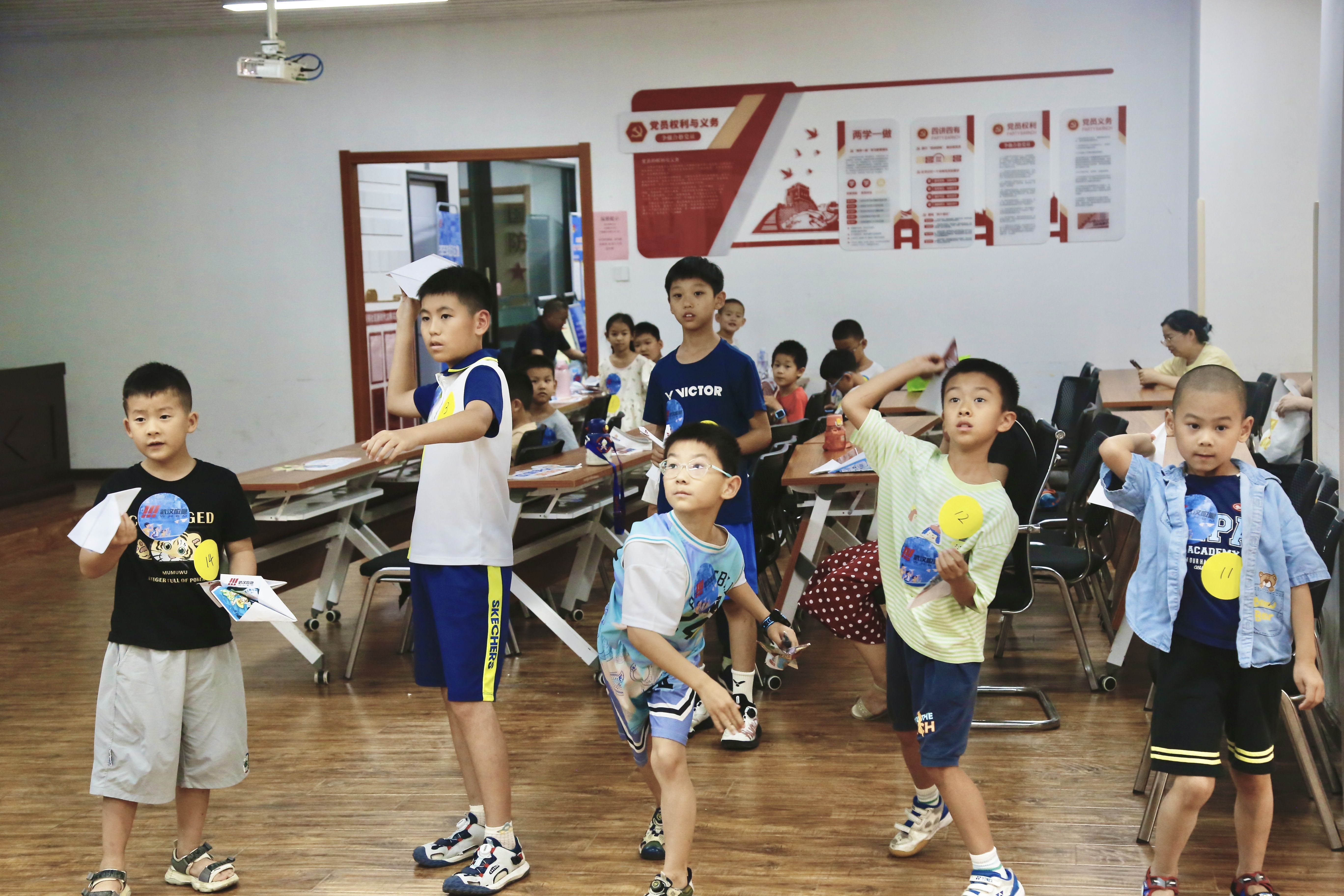 “纸”载安全 应急科普 2025年武汉应急纸飞机活动走进社区