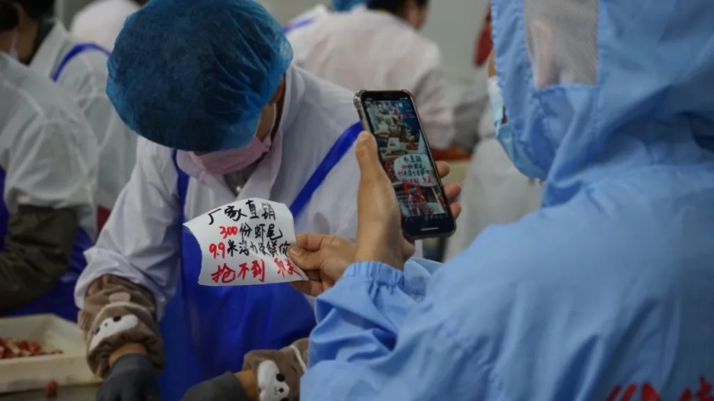 村民在直播（赖楚谣拍摄）
