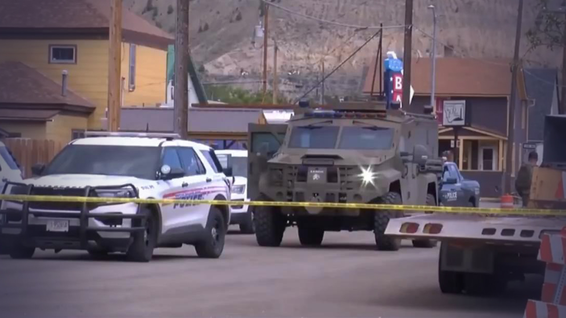 美国一家酒吧发生大规模枪击事件，至少造成4人死亡，嫌疑人为美退役军人，目前仍在逃