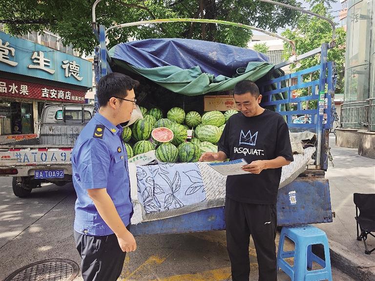 “一车一证”的瓜果摊点