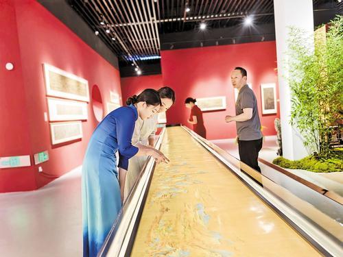 7月25日，市民参观“中国历代绘画大系”20周年成果展·北戴河特展。 本报记者 张 辉摄