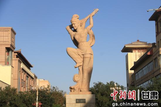 图为敦煌市标志性建筑“反弹琵琶”　敦煌市委宣传部供图