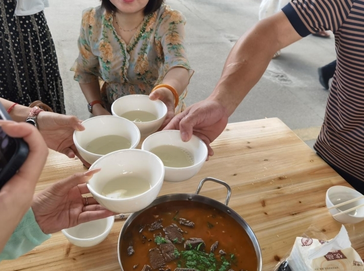 南昌县银三角街道:晨风佐“酒”,万湖集市“醉”热闹