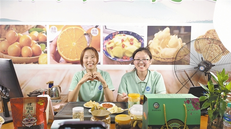 华东交通大学信息与软件工程学院青“芯”启航实践队队员在直播。华东交通大学供图