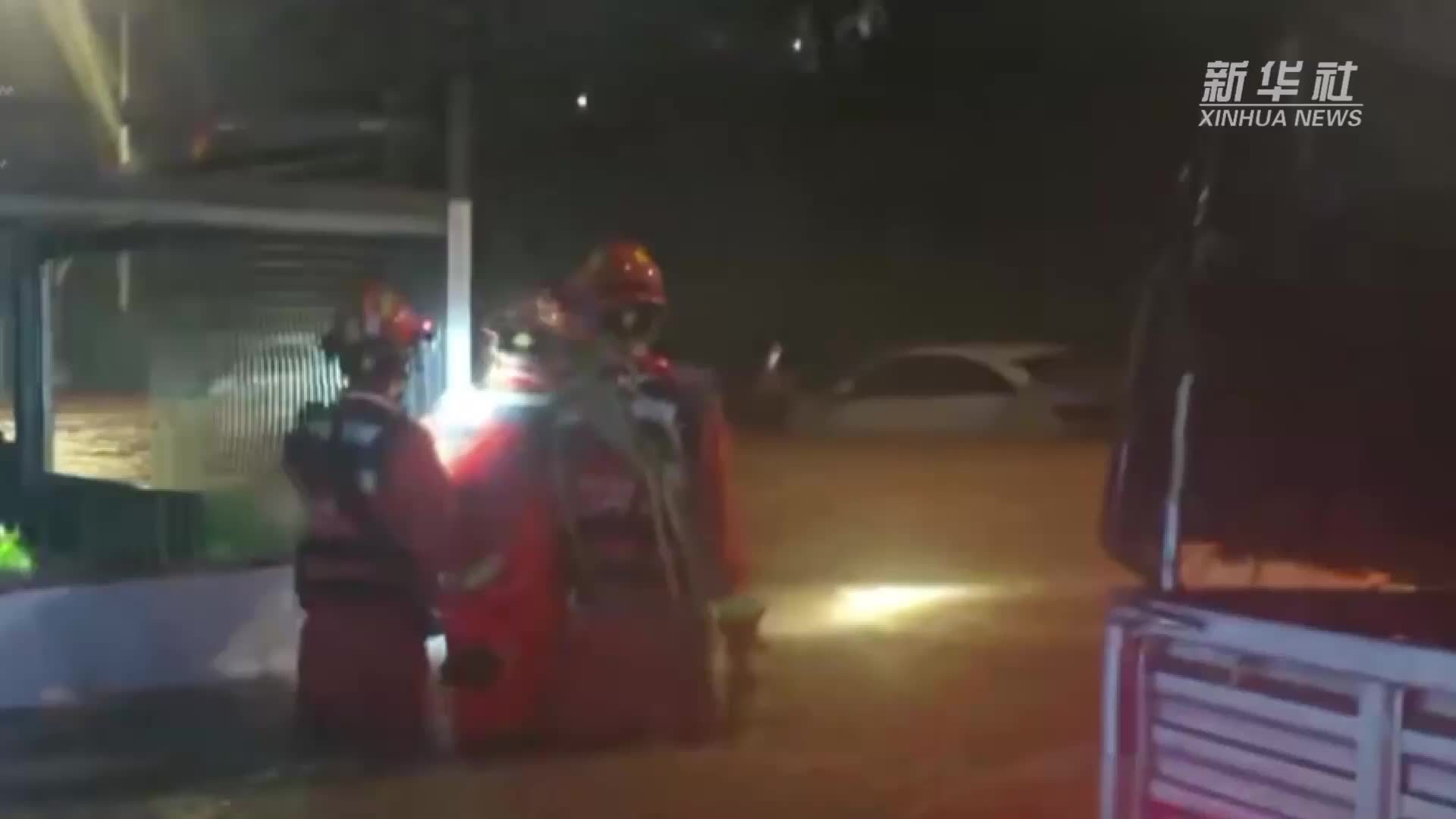 暴雨致深圳一人被困车库 消防紧急救援