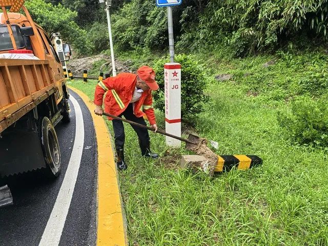 灣里公路部門店前道班班長劉小平正在修復沿線倒伏安全柱。（黃武禮 攝）